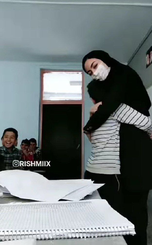 تصویری از آغوش خانم معلم ایرانی که جنجالی شد