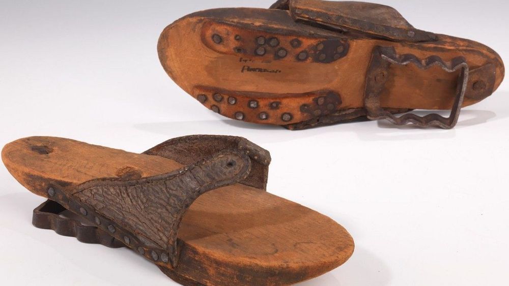 کشف صندل‌های زنانه ۱۵۰۰ساله با یک پیام خاص