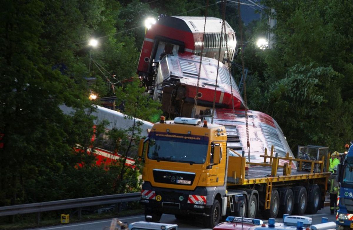 ۵ کشته و ۴۴ زخمی در حادثه واژگونی قطار آلمانی
