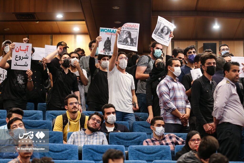 اعتراض دو دانشجوی بی‌حجاب به سخنگوی دولت