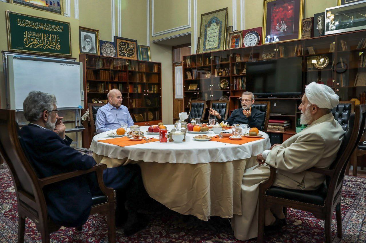 عکسی از قالیباف سرِ میز لاریجانی و چند چهره مشهور