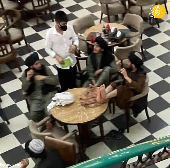 نحوه عجیب نشستن اعضای طالبان در رستوران کابل