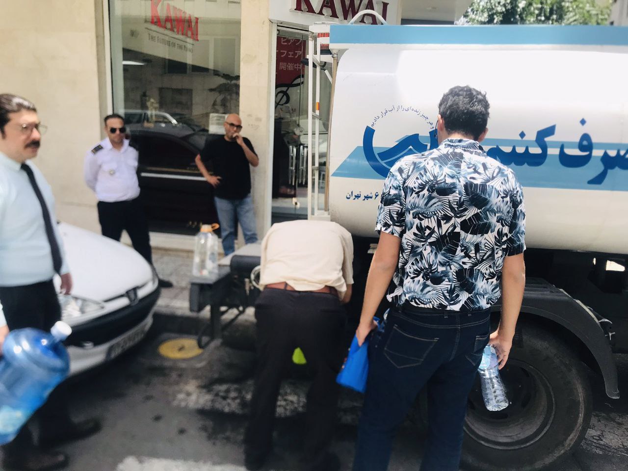 تصویری جدید از توزیع تانکری آب در قلب تهران 