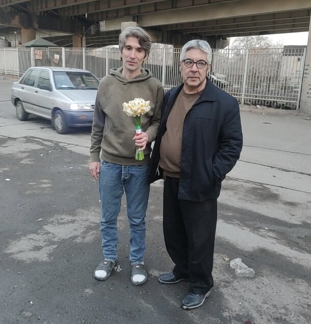 اولین عکس از «آرش صادقی» مقابل زندان اوین