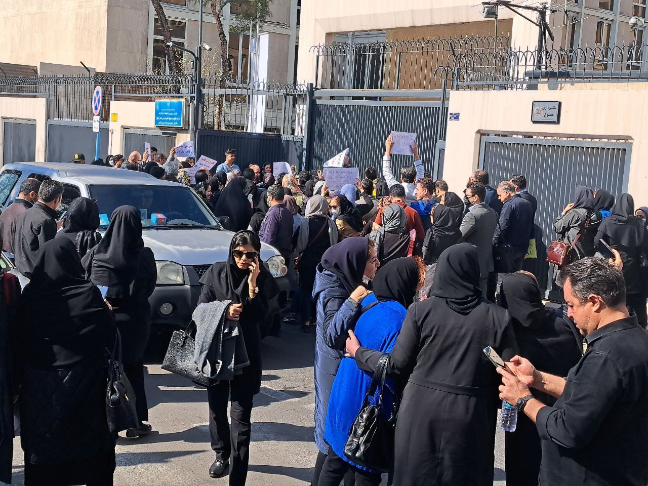 تصاویرِ تحصن اعتراضی در خیابان بهارستان تهران