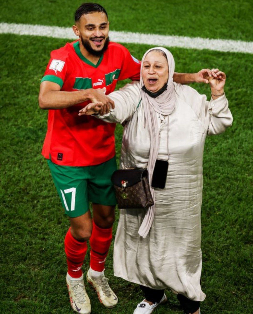 رقص بامزه بازیکن مراکش با مادرش بعد از صعود