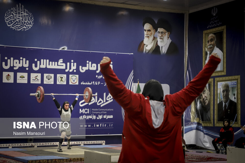 تصاویری از مسابقات وزنه‌برداری زنان ایرانی