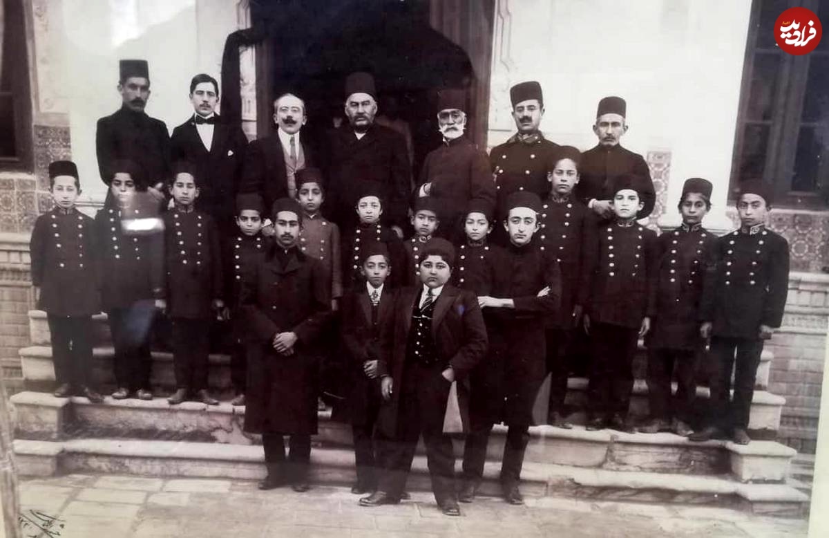 احمدشاه قاجار در جمع همکلاسی‌‌ها و معلمانش