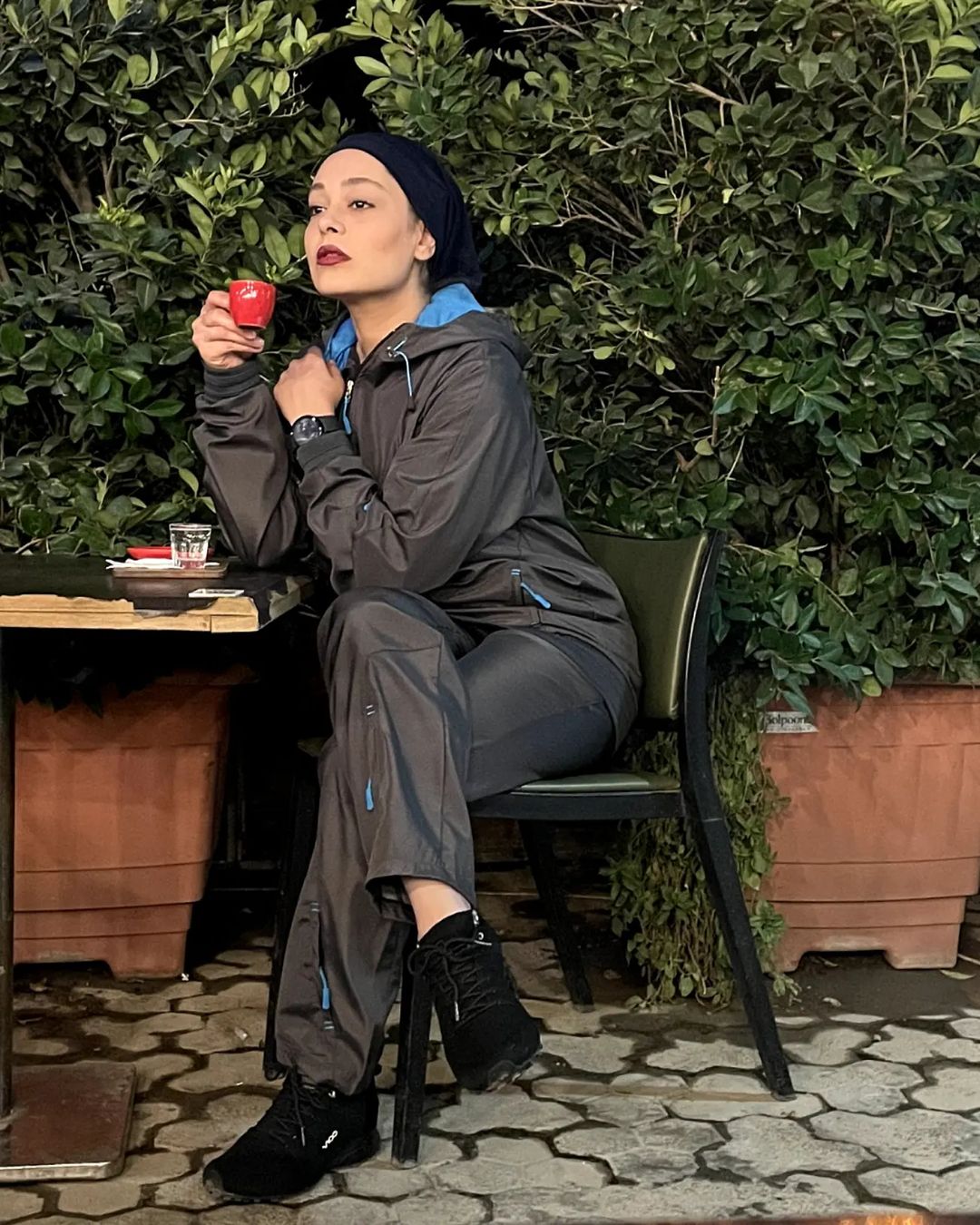 کافه‌گردی خانم بازیگر با گرمکن و شلوار ورزشی!