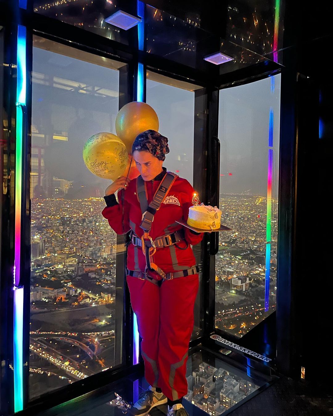 جشن تولد هولناک خانم بازیگر در بالای برج میلاد