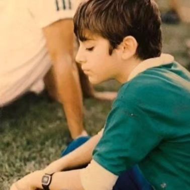 تصاویر باورنکردنی از کودکی  گلزار در زمین فوتبال