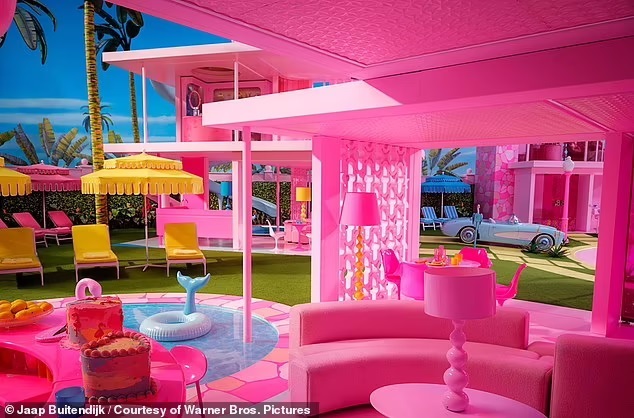 11-71614373-12144121-Much_like_the_Kaufmann_House_Barbie_s_Dreamhouse_is_transparent_-a-43_1685552193155