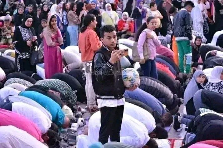 تصاویری از صفوف مختلط زن و مرد در نماز عید فطر