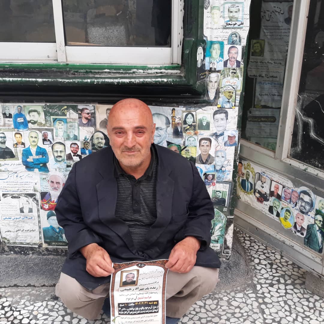 این مرد ایرانی با مُرده‌ها و در کنار دستشویی زندگی می‌کند