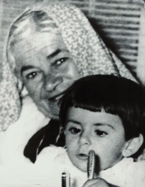 عکس زیرخاکی از فیروز نادری در کنار مادربزرگش
