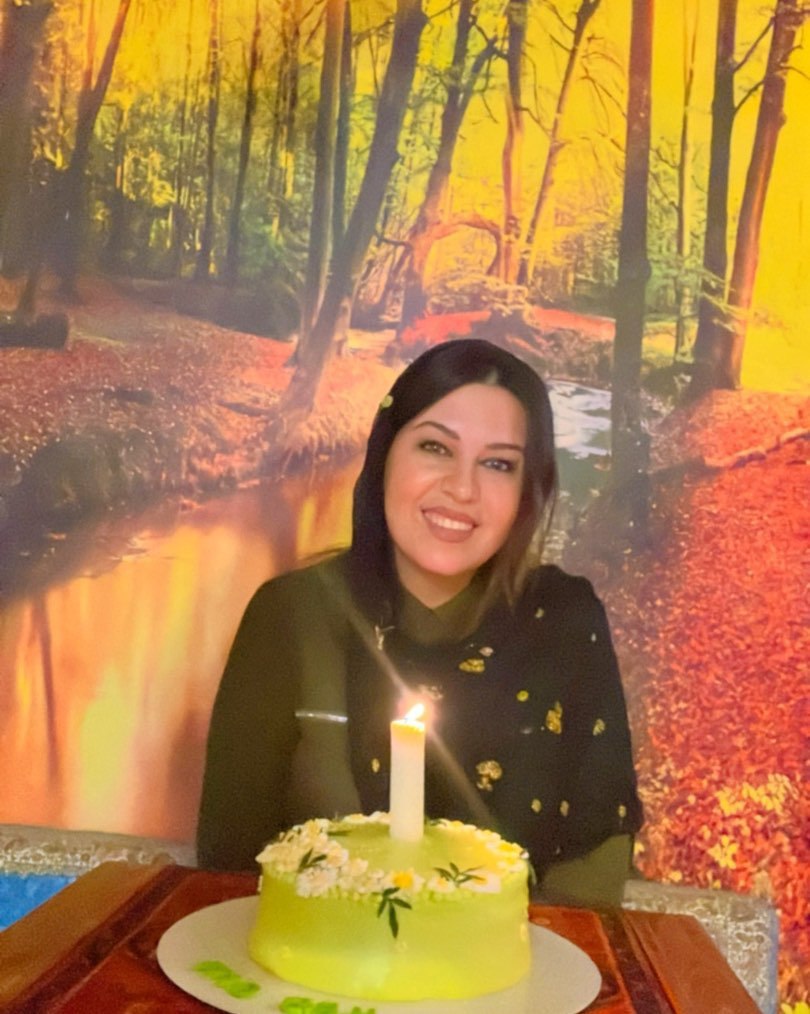 جشن تولد ساده بازیگر زن سریال نیوکمپ در یک کافه