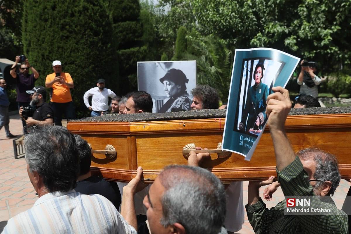 تصاویری از خاکسپاری تلخ زن فراموش‌نشدنی ایران
