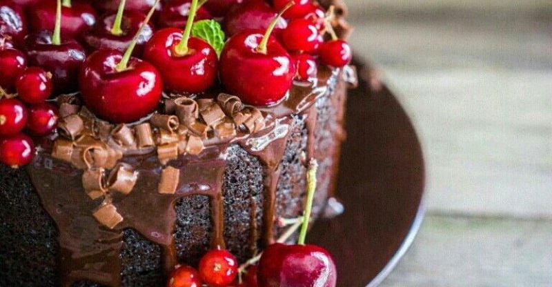 طرز تهیه کیک شکلاتی آلبالویی به روش خانگی