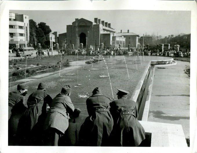 ژست چند افسر آمریکایی در میدان توپخانه تهران 