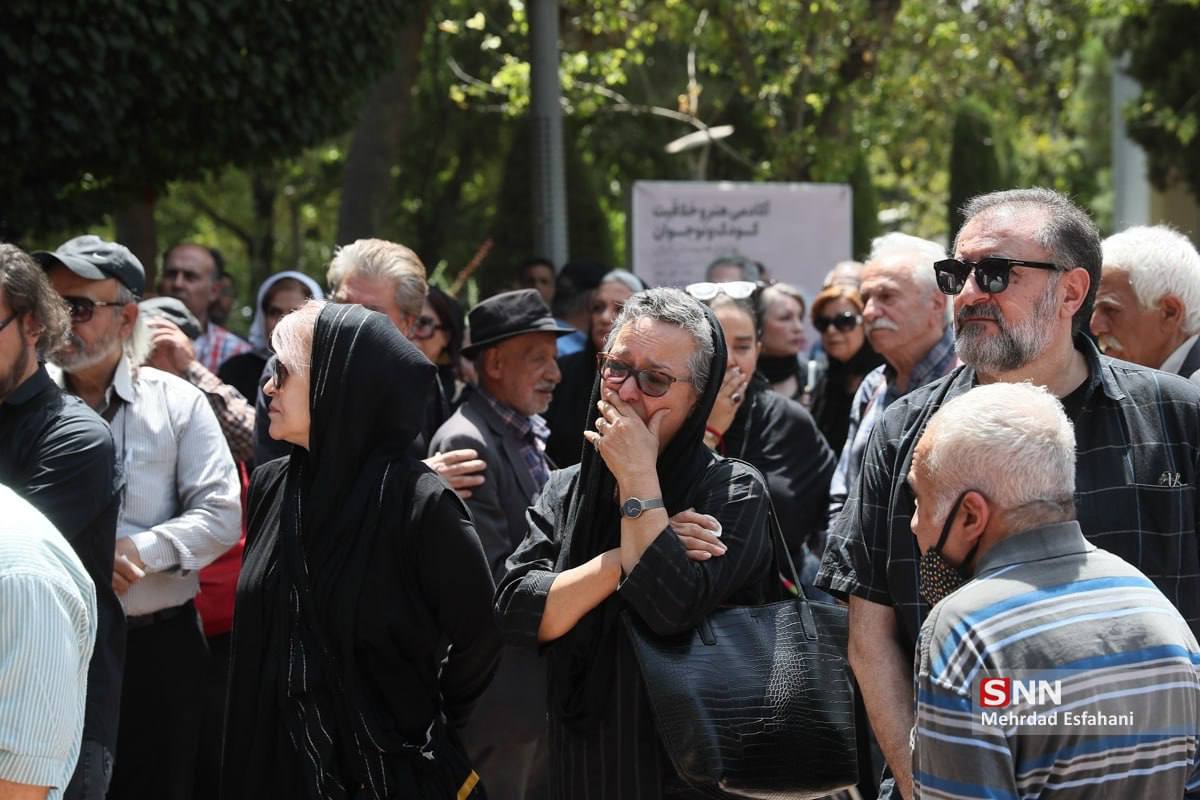 تصاویری از خاکسپاری تلخ زن فراموش‌نشدنی ایران