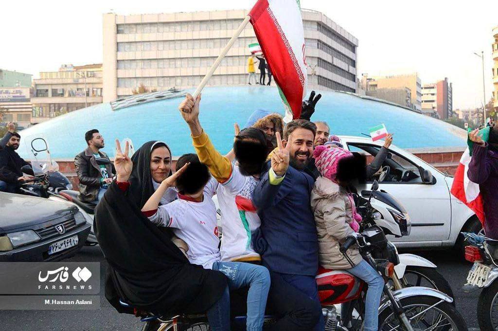 خانواده پرجمعیت ایرانی در جشن پیروزی
