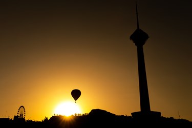 پرواز بالن بر فراز برج میلاد تهران