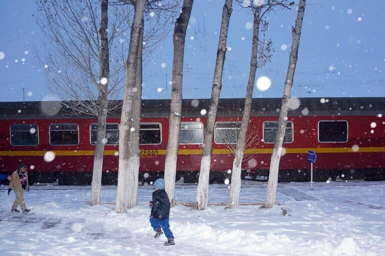 قطار تهران - شیراز به دلیل نقص فنی در برف ماند