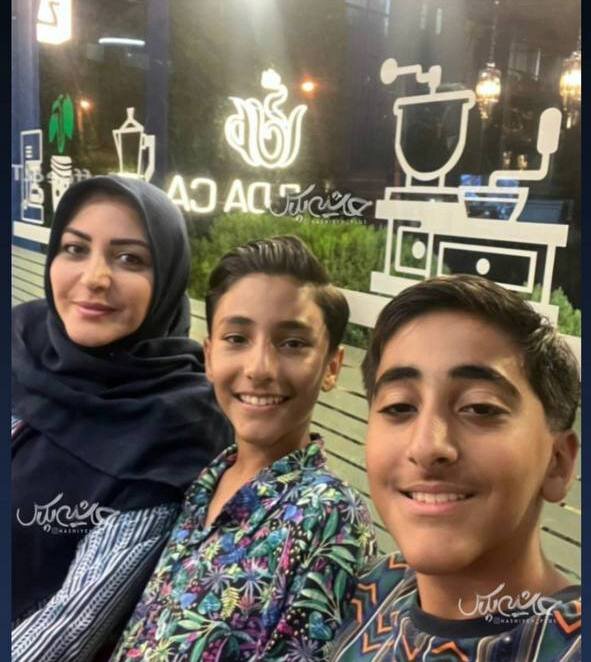 عکس جدید المیرا شریفی‌مقدم با پسرانش در یک کافه