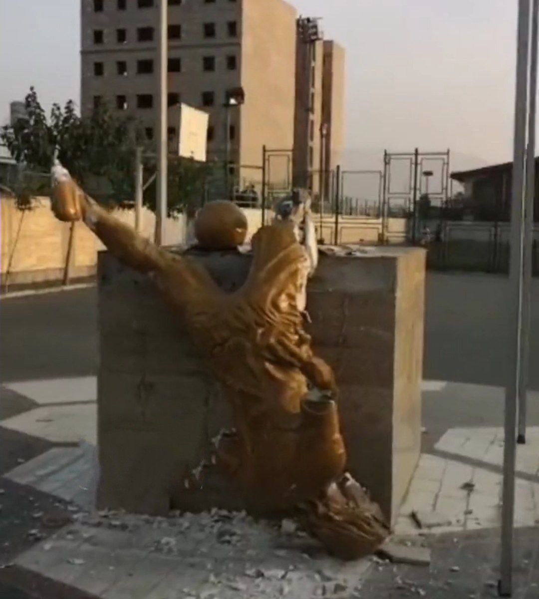 مجسمه علی کریمی در کرج را تخریب کردند!