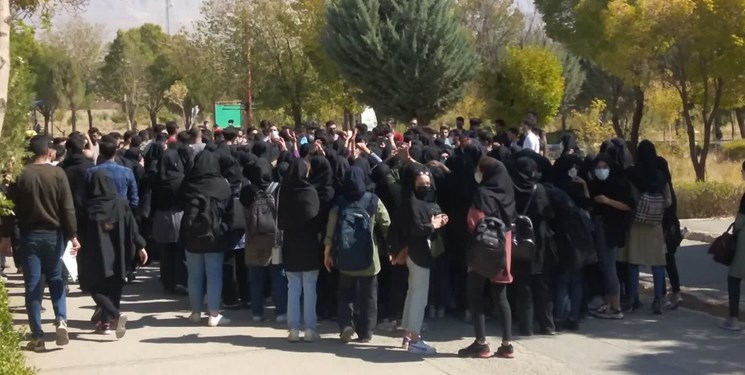 شعار دانشجویان معترضِ دانشگاه آزاد در شهرکرد