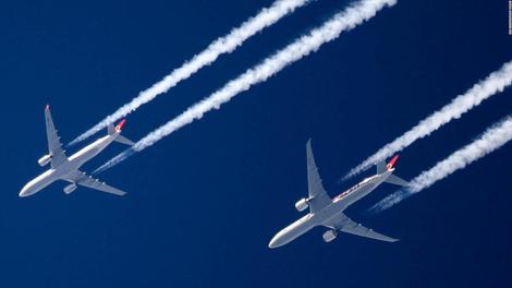 علت خط سفید پشت هواپیما در آسمان چیست؟
