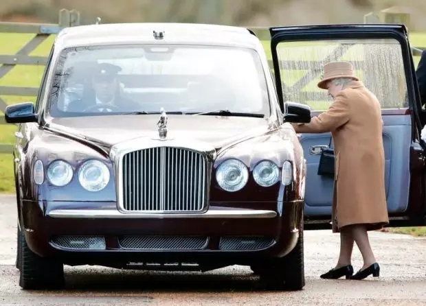 کلکسیون خودروی الیزابت دوم؛ ملکه ماشین‌بازِ بریتانیا