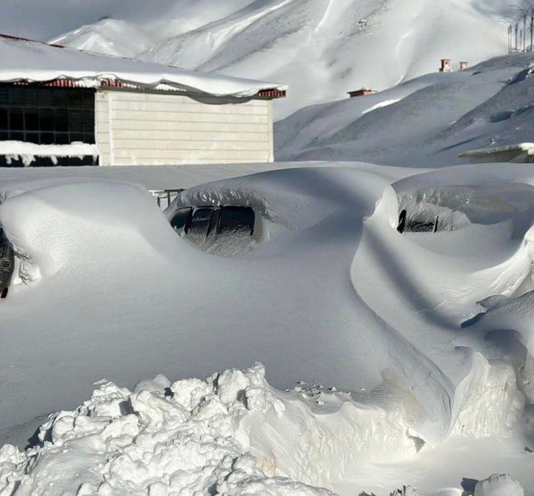 خودروها در این شهر از ایران، زیر برف دفن شدند