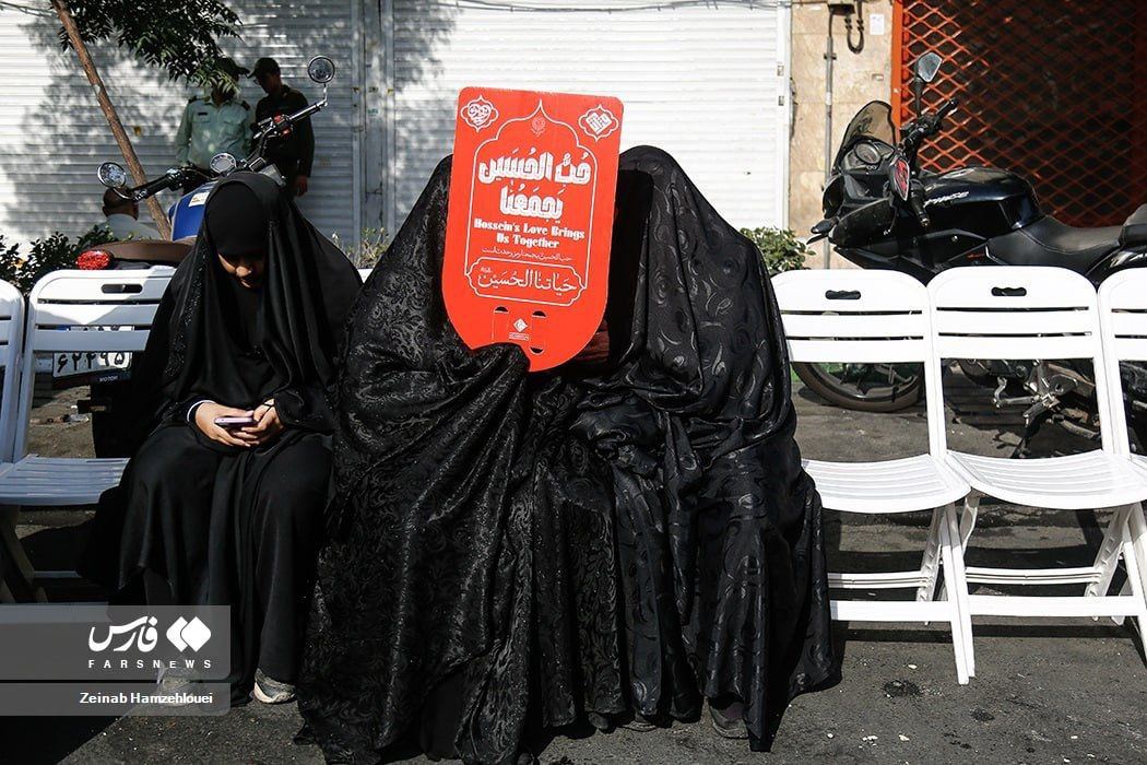 ژست جالب توجه دو زن در پیاده‌روی اربعین در تهران