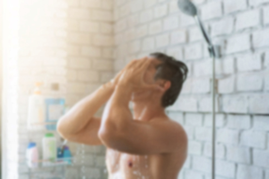 ۱۳ اشتباه کُشنده که نباید در حمام مرتکب شوید