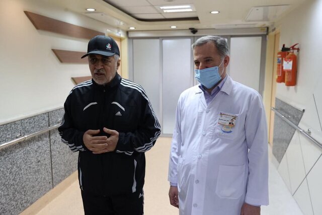 تیپ متفاوت وزیر ورزش هنگام ترخیص از بیمارستان