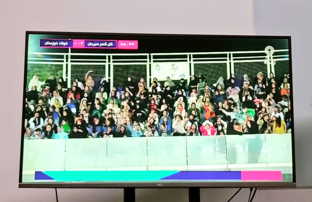 تلویزیون از پس زنان حاضر در ورزشگاه بر نیامد!