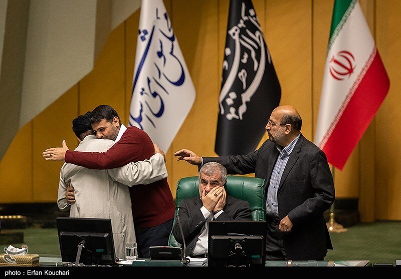 دو عکس خیلی خاص از حاشیه جلسه علنی مجلس! 