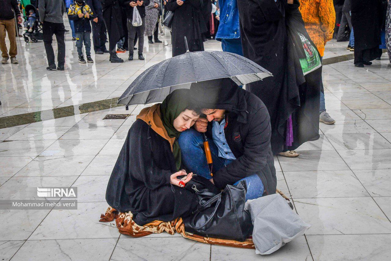 عکسی از عاشقانه یک زوج مذهبی در هوای بارانی قم