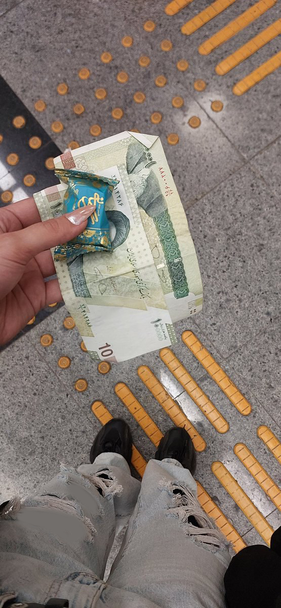 عکسی که نشان می دهد متروی تهران برای این دختر نحسی دارد!