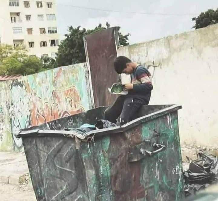 عکس فراگیر از حرکت زیبای یک کودک زباله‌گرد 