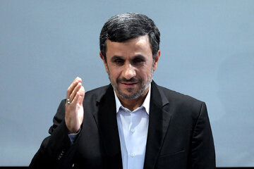 اتفاق عجیب برای احمدی نژاد در حین خروج از کشور