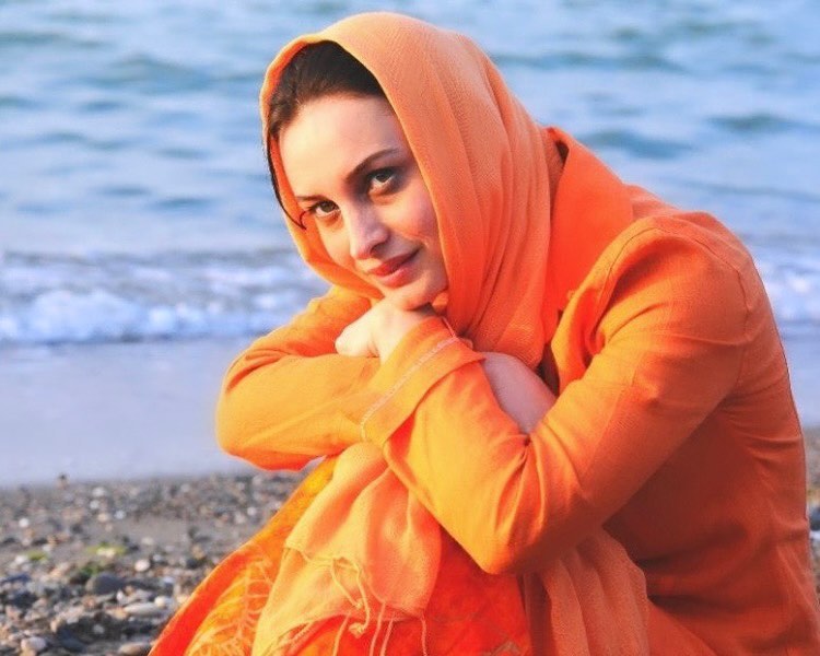 تیپ جیغ و نارنجی خانم بازیگر کنار دریا
