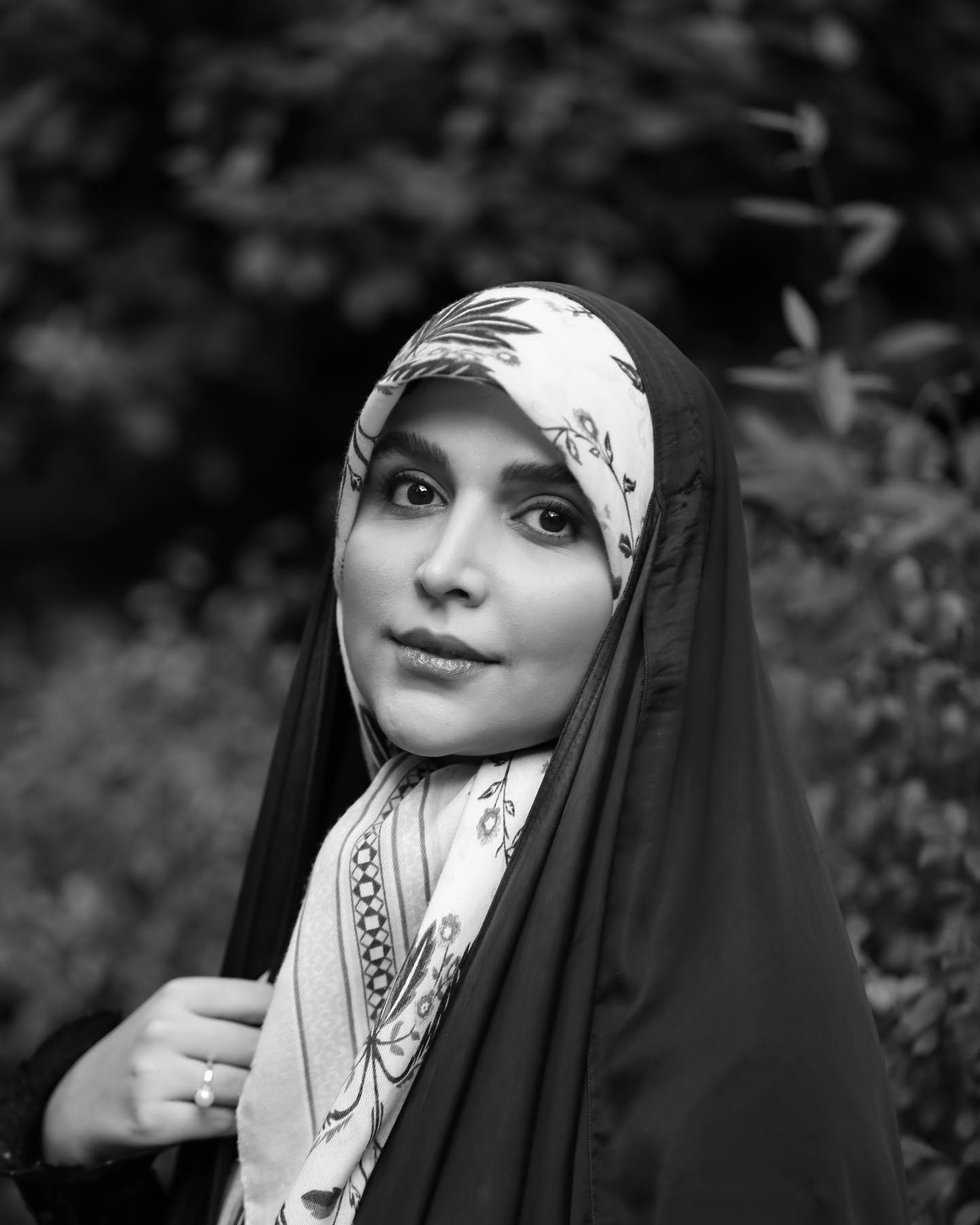 عکس سیاه و سفید از مجری چادری صداوسیما