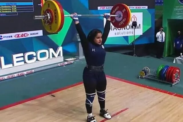 وزنه نقره‌ای جهان بالای سر دختر وزنه‌بردار ایران