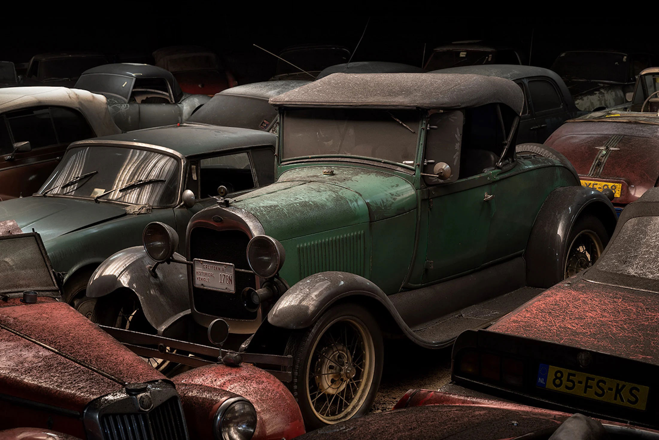 گنجینه مخفی خودروهای کلاسیک در کلیسای متروک!
