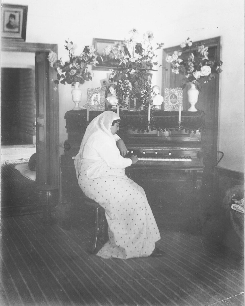 تصویری از پیانو نوازیِ نوه دختریِ شاه قاجار