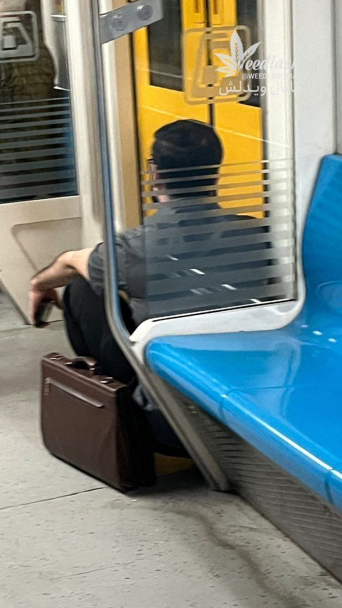 وضعیت غمگین یک مرد عاشق و خسته در  مترو تهران