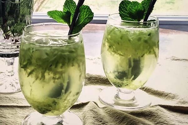 ۱۰ نوشیدنی خنک تابستانی که جگرتان را صفا می‌دهد