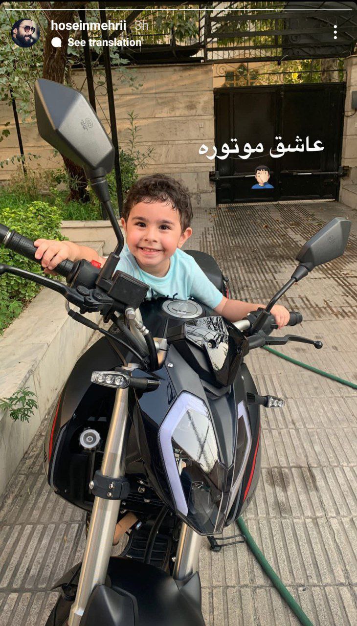 عکسی از پسر بانمک حسین مهری پشت موتور